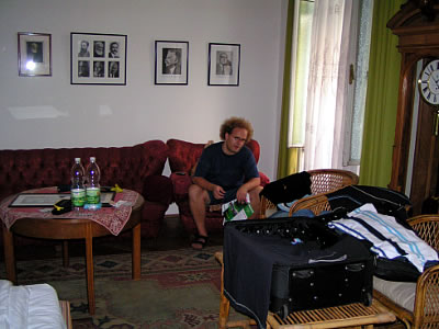 19 Michael Balke, Stagist aus Bochum (D), beim Kofferpacken am 26.8.2008