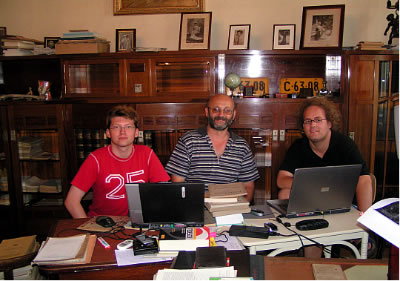 3 Bibliothekar Dr. R. Mundschütz gibt Jacopo und Michael die notwendigen Anweisungen