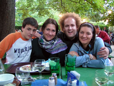 9 Treffen mit Freunden bei einem Heurigen in Grinzing